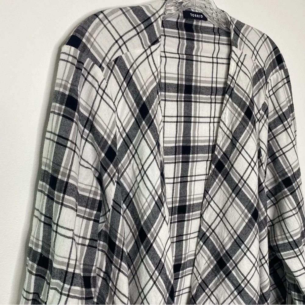 Torrid Black White Gray Wrap Cardigan